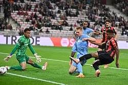 Vor allem in der Anfangsphase lieferten sich beide Teams ein umkämpftes Duell. - © Philippe Magoni/AP/dpa