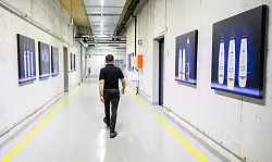 Auch ein großes Thema: Munitionsherstellung. So wie hier im Artilleriemunitionswerk von Rheinmetall. - © Julian Stratenschulte/dpa/dpa-tmn