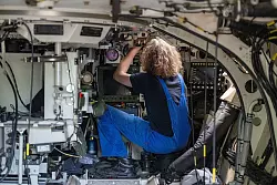 Der Personalbedarf in der Rüstungsindustrie ist in verschiedenen Bereichen groß. Besonders gute Chancen auf einen Job haben technische Spezialistinnen und Spezialisten, die an der Schnittstelle von Software, Hardware und Systemintegration arbeiten. - © Philipp Schulze/dpa/dpa-tmn