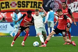 Entschuldigte sich für das Foul an Wirtz: Bremens Mitchell Weiser. - © Federico Gambarini/dpa