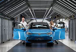 Ein neuer VW ID.3 im Volkswagen-Werk Zwickau. Für ihre Berechnung der CO2-Emissionen bei der Reparatur von Unfallwagen legten die Studienautoren den Einbau einer neuen Vordertür des Elektroautos zugrunde. - © Hendrik Schmidt/dpa