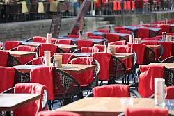 Ein Kaffee oder Eis in der Sonne - nach viel Regen ist das an diesem Wochenende in NRW wieder möglich. - © Sascha Thelen/dpa