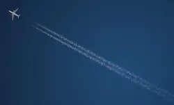 Ein Passagierflugzeug hinterlässt beim Flug CO2 und Kondensstreifen. (Archivbild) - © Arne Dedert/dpa