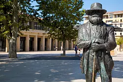 Zu Lebzeiten kaum verehrt, heute der große Sohn der Stadt: An Cézanne erinnert auch eine Statue in der Altstadt. - © Sophie Spitéri/Cezanne2025/dpa-tmn