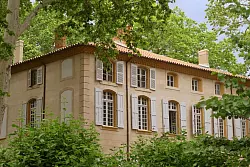 Nach Jahren der Renovierung ist das Haus, in dem Paul Cézanne die Wände bemalte, wieder geöffnet. - © Daniela David/dpa-tmn