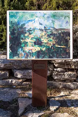 Zu sehen im «Jardin des Peintres» in Aix: Der Mont Sainte-Victoire wurde Cézanne zur Obsession und ließ die Serie «Mont Sainte-Victoire» entstehen. Mindestens 44 Ölgemälde und 43 Aquarelle mit diesem Motiv zählen die Museen der Welt. - © Sophie Spiteri/Cezanne2025/dpa-tmn