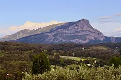 Cézannes berühmtestes Motiv: der Sainte-Victoire östlich von Aix. - © Daniela David/dpa-tmn