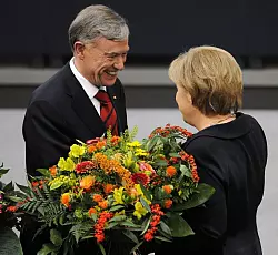 Horst K&ouml;hler (l) galt als einer der prominentesten Quereinsteiger in der Bundespolitik. (Archivbild) - &copy; Tim Brakemeier/dpa