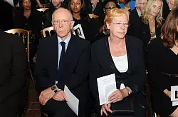 In seiner Amtszeit initiierte Walter Riester (l.) die nach ihm benannte &laquo;Riester-Rente&raquo;. (Archivbild) - &copy; picture alliance / dpa