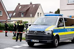 Polizisten sperren den Tatort mit Absperrband und Polizeiautos ab. - &copy; Hauke-Christian Dittrich/dpa
