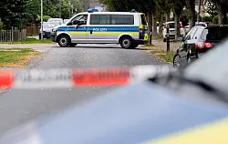 Die Polizei sicherte am Nachmittag in dem Wohnhaus Spuren. - &copy; Hauke-Christian Dittrich/dpa