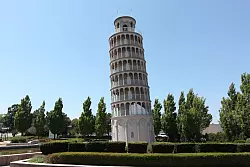 Nicht das Original, aber gut getroffen: Der «Leaning Tower of Niles» ist eine Replika des Schiefen Turms von Pisa. - © Village of Niles/dpa-tmn