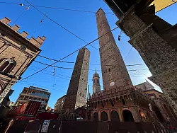 Die schiefen Türme von Bologna: Garisenda (l) und Asinelli. - © Christoph Sator/dpa/dpa-tmn