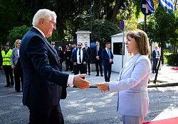 Bundespr&auml;sident Frank-Walter Steinmeier wird in Athen mit Reparationsfragen konfrontiert. - &copy; Bernd von Jutrczenka/dpa