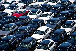 Der Autoabsatz insgesamt ist nur schleppend. (Archivbild) - © Sina Schuldt/dpa