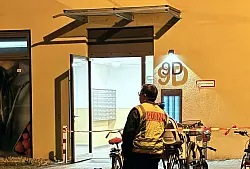 Die 28-Jährige wurde mit lebensgefährlichen Verletzungen im Hausflur gefunden. - © Dominik Totaro/dpa