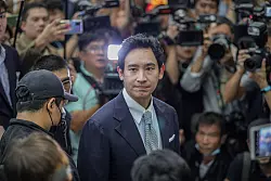 Ex-Spitzenkandidat Pita Limjaroenrat und weitere führende Mitglieder der Partei dürfen in den kommenden zehn Jahren keine politischen Ämter ausüben. - © Chatkla Samnaingjam/AP/dpa