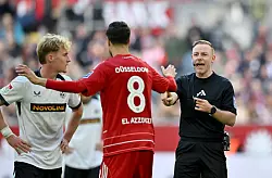 Schiedsrichter Lars Erbst im Blickpunkt - &copy; Anke Waelischmiller/dpa