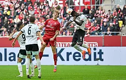 Lauterns Maxwell Gyamfi (re.) beim Kopfballversuch gegen die Fortuna - &copy; Anke Waelischmiller/dpa