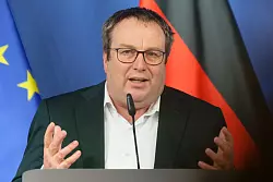 &laquo;Die Gefahr weiterer Sperrungen ist real&raquo;, sagt NRW-Verkehrsminister Oliver Krischer (Gr&uuml;ne). (Archivbild) - &copy; Henning Kaiser/dpa