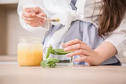 Frischer Tee mit lecker Honig: Beruhigt den Hals und schmeckt auch gut. - © Christin Klose/dpa Themendienst/dpa-tmn