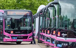 F&uuml;r den Ersatzverkehr hat die Bahn 150 Gelenk- und &Uuml;berlandbusse gekauft und gut 400 Busfahrerinnen und Busfahrer aus dem In- und Ausland eingestellt. - &copy; Andreas Arnold/dpa