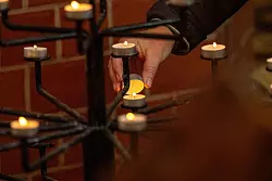 In der Pfarrkirche St. Marien in Güstrow trauern die Menschen. - © Stefan Sauer/dpa