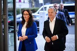 Man kennt sich: der SPD-Kanzler und DGB-Chefin Yasmin Fahimi, früher auch schon SPD-Generalsekretärin. - © Bernd von Jutrczenka/dpa