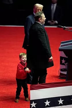 Tech-Milliardär Elon Musk kam zu Trump auf die Bühne - gemeinsam mit seinem Sohn X Æ A-Xii, der aufgeregt umher hüpfte. - © Alex Brandon/AP/dpa