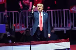 Eine Unterstützerin sagte, Trump sei «fast wie Gott». - © Matt Rourke/AP/dpa