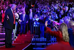 Der 78-Jährige wurde frenetisch bejubelt. - © Evan Vucci/AP/dpa