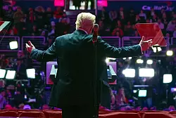 Trump versprach, sofort «jede einzelne Krise» im Land zu beheben. - © Evan Vucci/AP/dpa