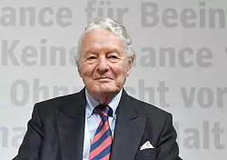 Adelsexperte Rolf Seelmann-Eggebert ist im Alter von 88 Jahren gestorben. (Archivbild) - © Jens Kalaene/dpa-Zentralbild/ZB