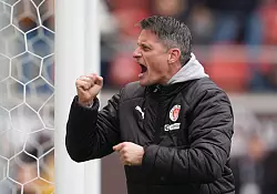 Alles Anfeuern nutzte nichts: St. Paulis Trainer Alexander Blessin. - © Marcus Brandt/dpa