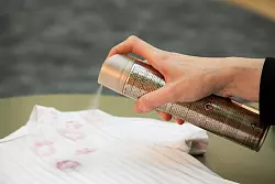 Schritt 1: Lippenstift-Flecken mit Haarspray einspr&uuml;hen und zehn Minuten warten. - &copy; Christin Klose/dpa-tmn