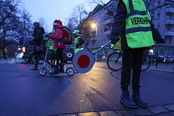 Den Zahl der Sch&uuml;lerlotsen in Deutschland sinkt. - &copy; Joerg Carstensen/dpa