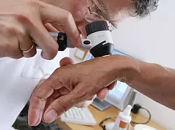 Es gibt mehrere Möglichkeiten der Früherkennung bei Krebs - etwa eine Hautuntersuchung.(Archivbild) - © Karl-Josef Hildenbrand/dpa