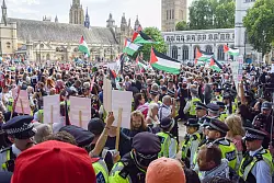 Teilweise soll es zu aggressivem Verhalten gegen&uuml;ber Polizisten gekommen sein. - &copy; Vuk Valcic/ZUMA Press Wire/dpa