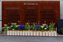 18 Kerzen erinnern auf dem Schulhof des Joseph-König-Gymnasiums an die Schülerinnen und Schüler sowie ihre Lehrerinnen, die bei dem Absturz ihr Leben verloren. - © Rolf Vennenbernd/dpa