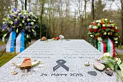 Kränze erinnern zum Jahrestag auf dem Friedhof in Haltern an die Verstorbenen des Ortes. - © Rolf Vennenbernd/dpa