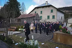 Lufthansa-Chef Carsten Spohr legt bei einer Gedenkfeier Blumen auf dem Friedhof von Le Vernet nieder. - © Laurent Cipriani/AP/dpa