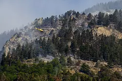 Ein Helikopter ist zur Bek&auml;mpfung des Waldbrandes nahe Bitsch im Einsatz. - &copy; Jean-Christophe Bott/KEYSTONE/dpa