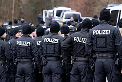 Bis zu 200 Polizisten durchk&auml;mmtem das Gebiet um den Leichen-Fundort. - &copy; Sven Hoppe/dpa