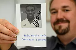 Viele haben fr&uuml;her Autogramme gesammelt, der G&ouml;ttinger Sammler Christian Bach hat rund 10.000 zusammengetragen. - &copy; Swen Pf&ouml;rtner/dpa