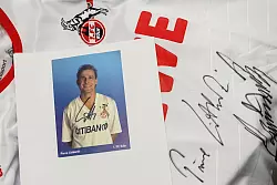 &laquo;Klar tut das weh&raquo;: Das Autogramm stirbt aus, bef&uuml;rchtet Sammler Bach. - &copy; Swen Pf&ouml;rtner/dpa