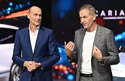 VW-Konzernchef Blume (r) sieht in der Strategie f&uuml;r China einen VW-eigenen F&uuml;nfjahresplan. - &copy; Johannes Neudecker/dpa