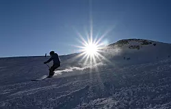 an der Zugspitze beginnt die Skisaison. (Archivbild) - © Angelika Warmuth/dpa