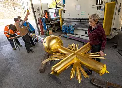 In ihrer Werkstatt hat Kunstschmiedin Andrea Würzinger das Kreuz restauriert. (Archivbild) - © Peter Kneffel/dpa