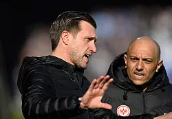 Frankfurts Sportvorstand Krösche diskutiert vor dem Spiel mit den Fans - © Anke Wälischmiller/dpa