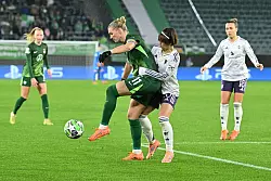 Verletzt ausgewechselt: Wolfsburgs Kapitänin Alexandra Popp (l). - © Swen Pförtner/dpa